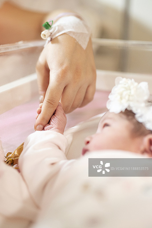 宝宝握着妈妈的手图片素材