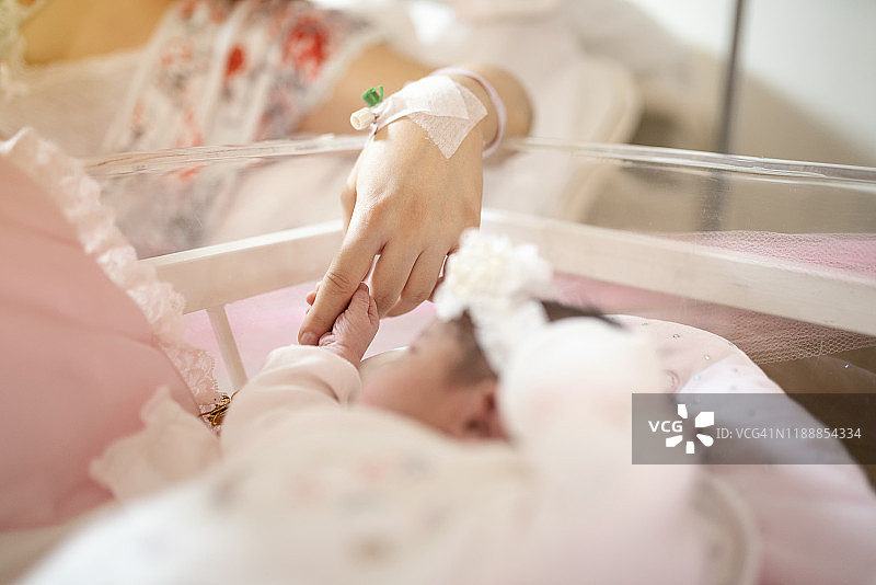 宝宝握着妈妈的手图片素材