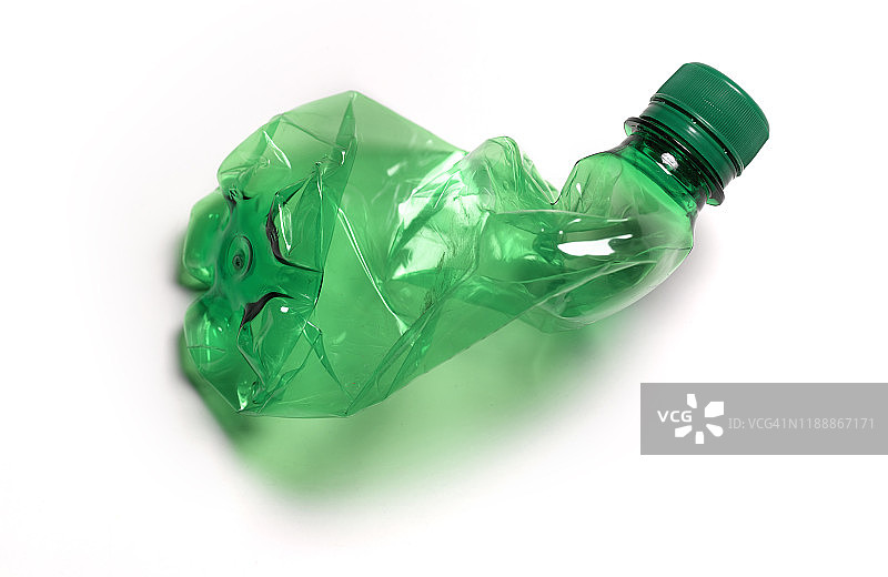 压碎的空绿色水瓶图片素材