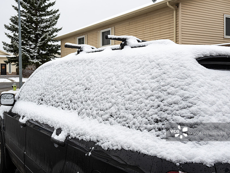 冬季汽车上的雪图片素材