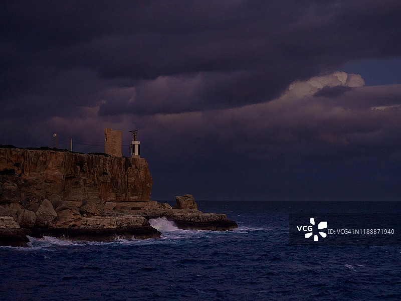 暴风云和巨浪下的卡拉菲格拉灯塔景观图片素材