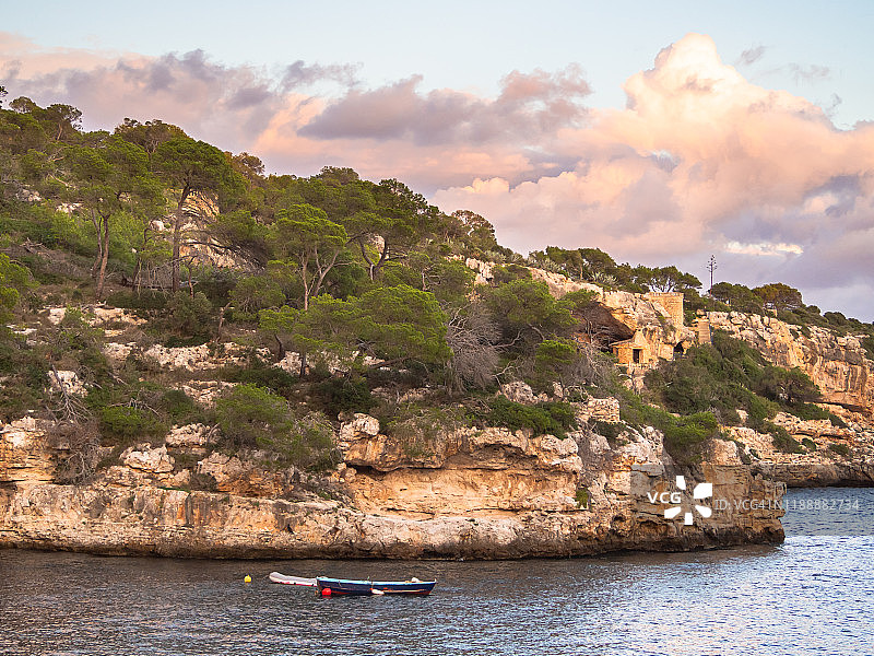 船只，渔船、帆船、游艇停泊在菲格拉湾图片素材