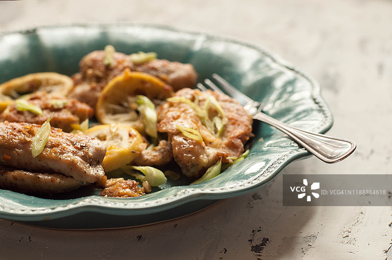 老式餐盘中的炸柠檬鸡图片素材