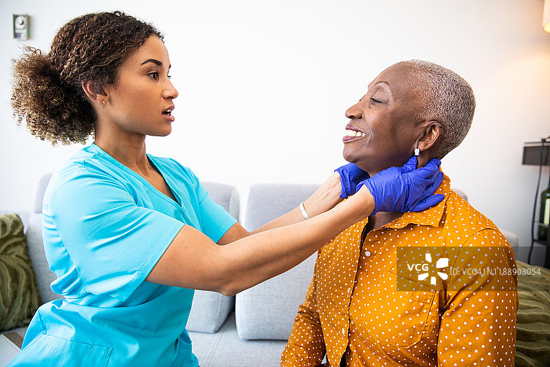 护士检查中年患者的淋巴结图片素材