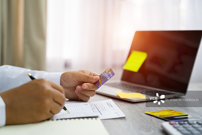 男人阅读关于信用卡消费的银行通知信图片素材