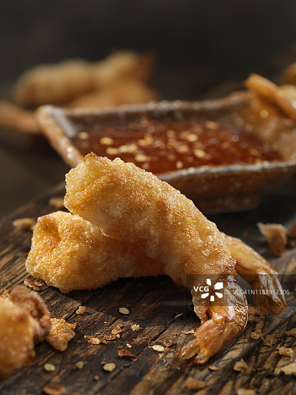 爆竹虾春卷配泰式辣椒酱图片素材