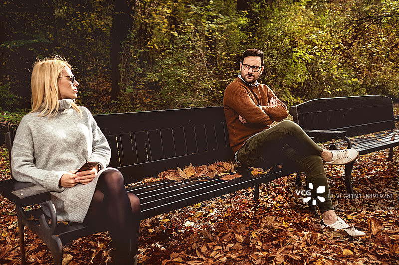 情侣坐在公园里，面临情感问题图片素材