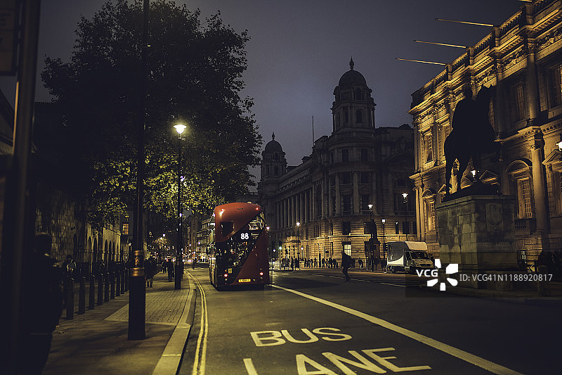 伦敦夜间巴士站图片素材