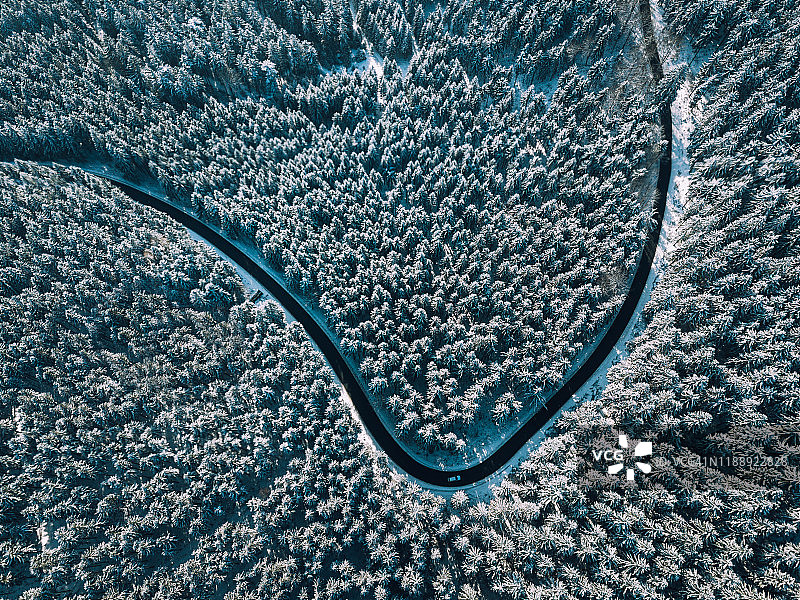 冬季森林中的弯曲道路鸟瞰图图片素材