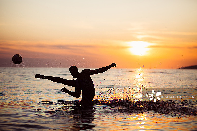 海滩水上运动日落图片素材