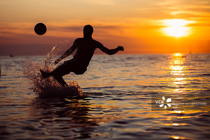 海滩水上运动日落图片素材
