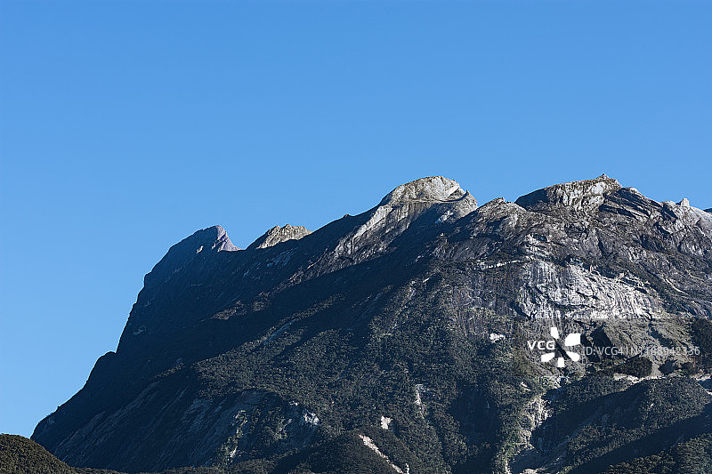 蓝天下的京那巴鲁山图片素材