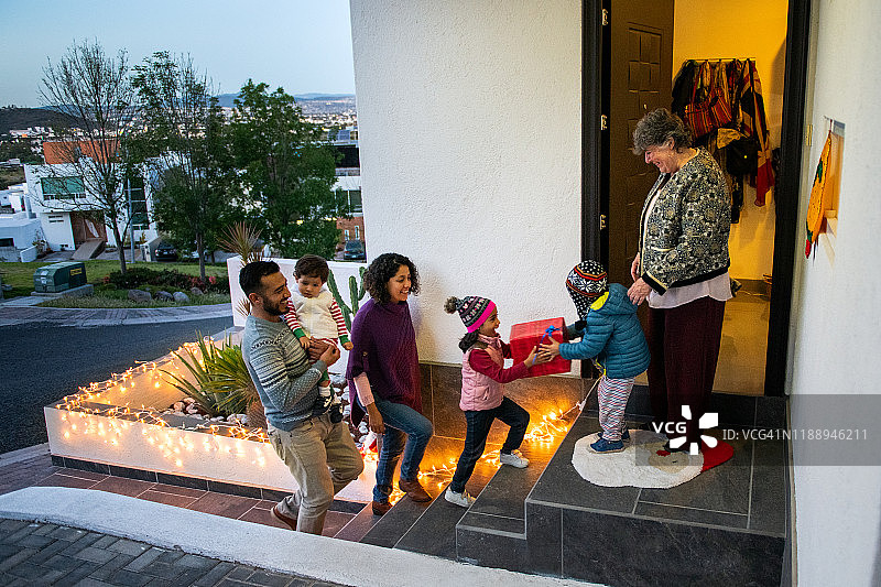 平安夜家庭拜访图片素材