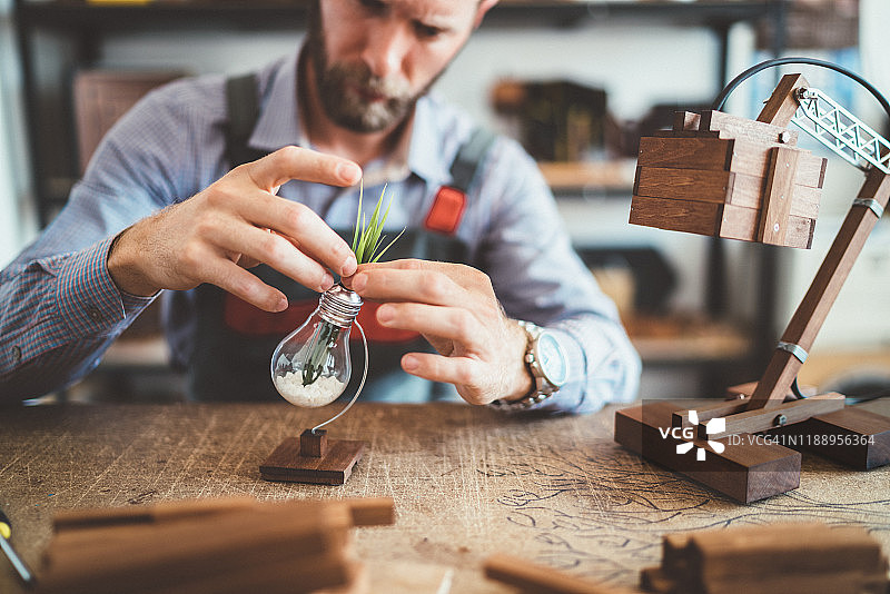 工匠制作手工灯图片素材