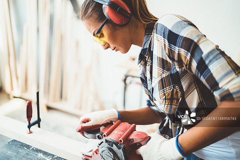 使用手机的女人图片素材