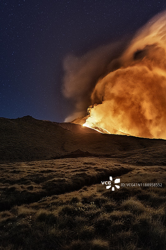 意大利西西里岛埃特纳火山喷发图片素材