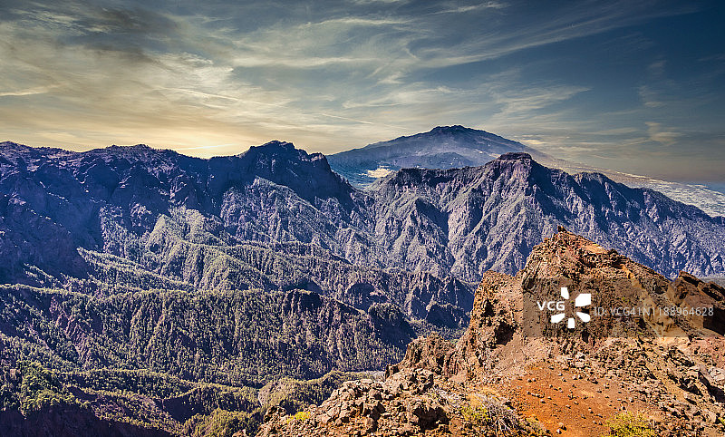 拉帕尔马岛火山高处的火山景观图片素材