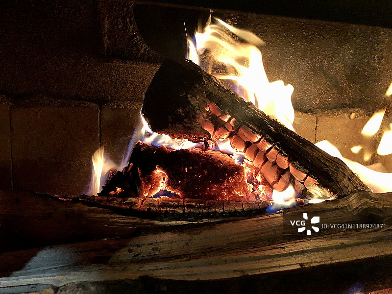 燃烧着火热木柴的燃木炉壁炉图片素材