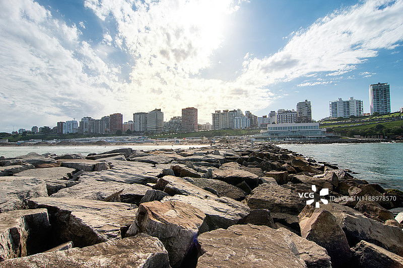 阿根廷布宜诺斯艾利斯，马德普拉塔市天际线图片素材
