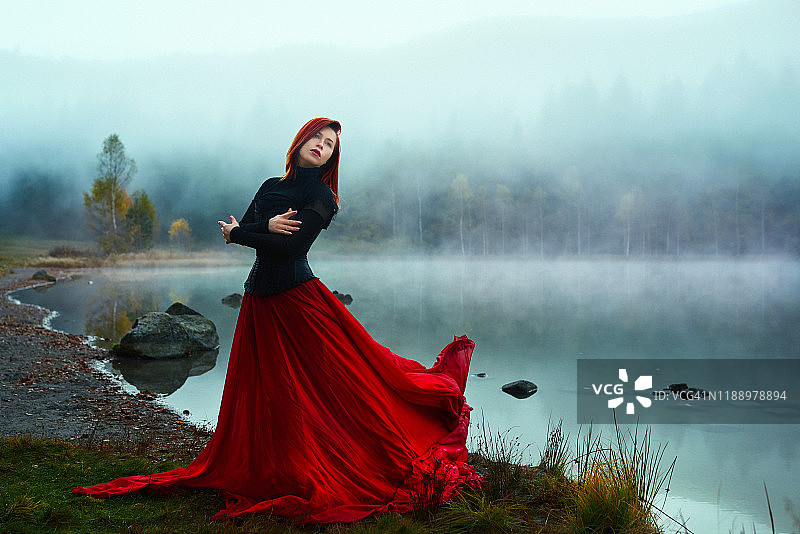 湖边的童话概念图片素材