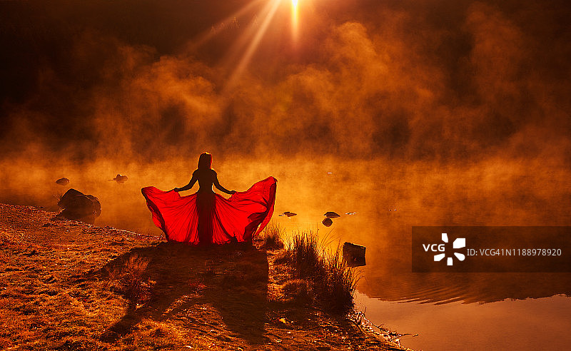 神秘的风景和雾图片素材