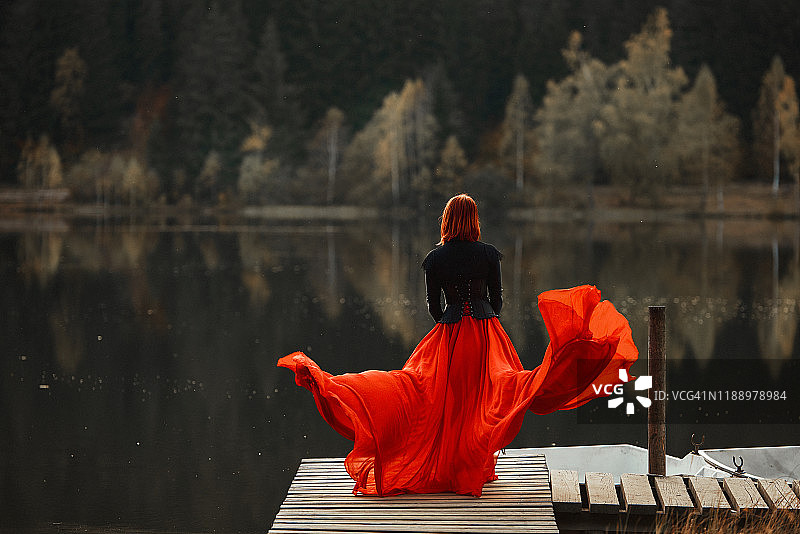 浮桥上的红发女王图片素材