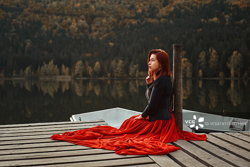 女王在湖边沉思图片素材