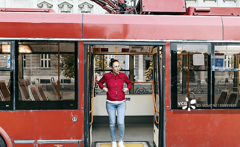 女乘客下公交车图片素材