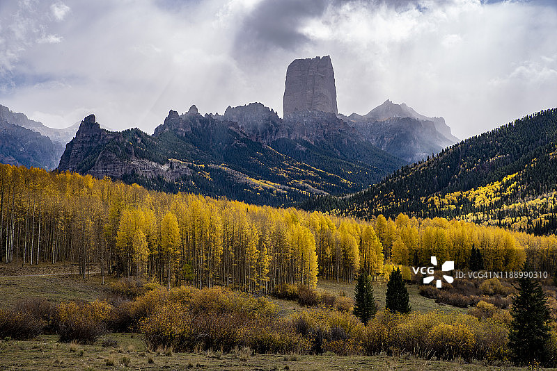 圣胡安山脉的烟囱岩秋景图片素材