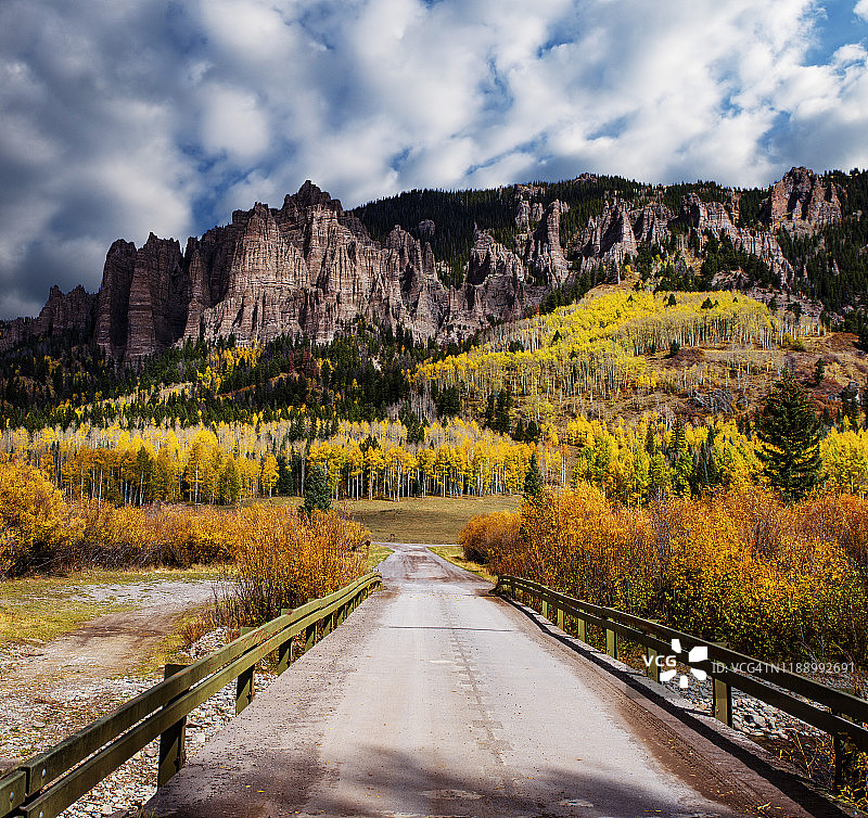 通往锡马龙山脉秋色的桥梁图片素材