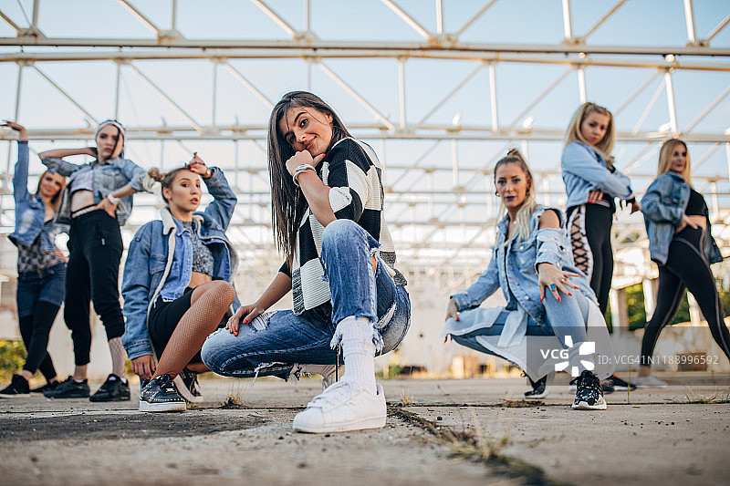 一群年轻的女舞蹈演员图片素材