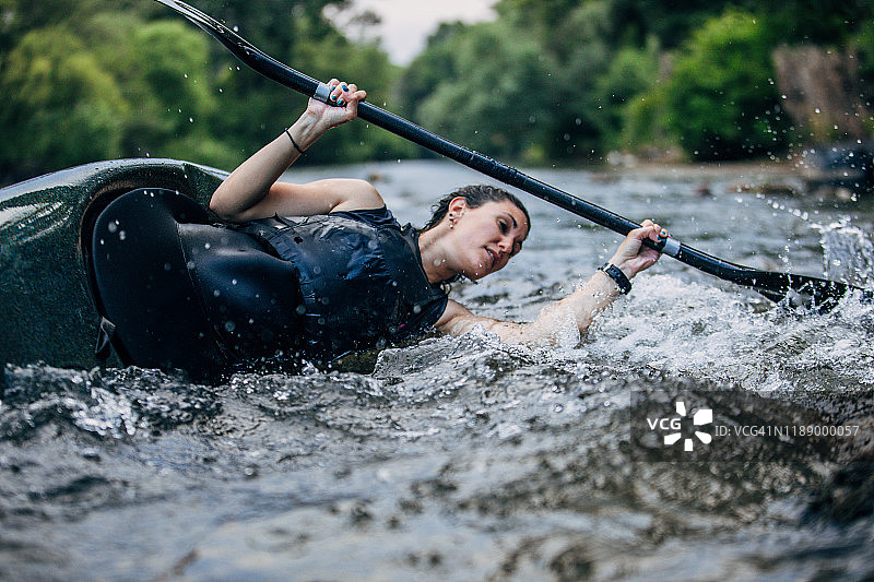 在河上划皮划艇的女人图片素材