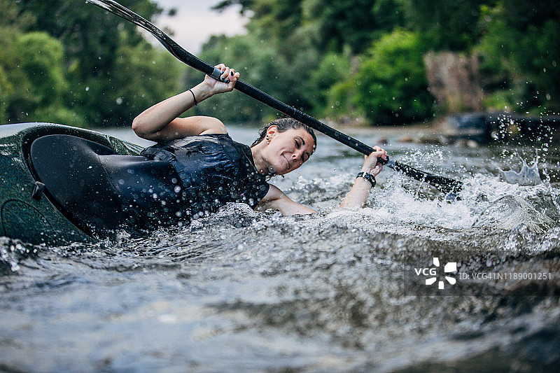 年轻女人划皮划艇图片素材