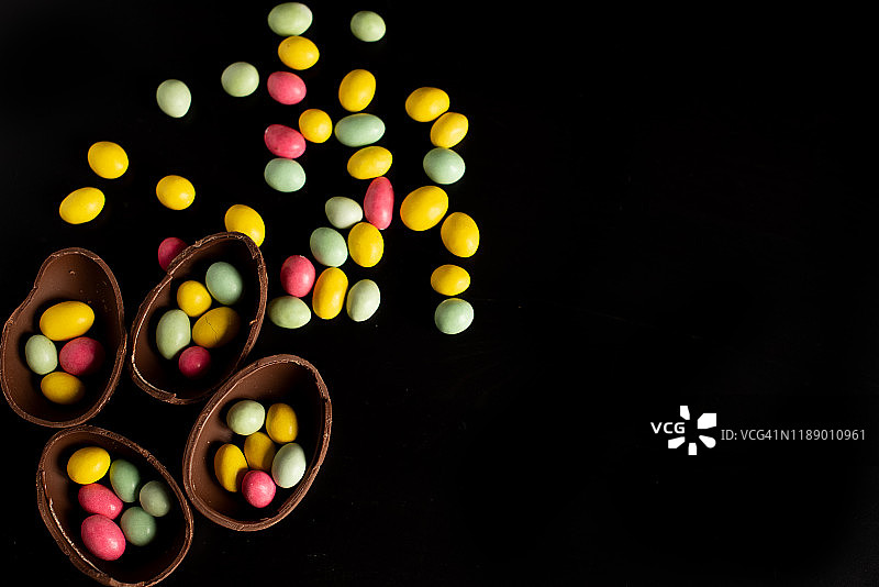 木质背景上的巧克力复活节彩蛋图片素材