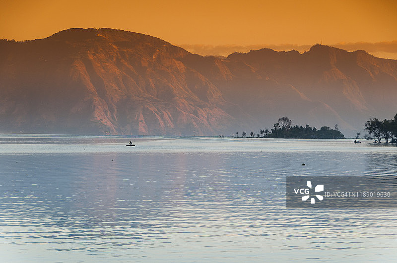 圣地亚哥阿蒂特兰湾的渔船景观图片素材