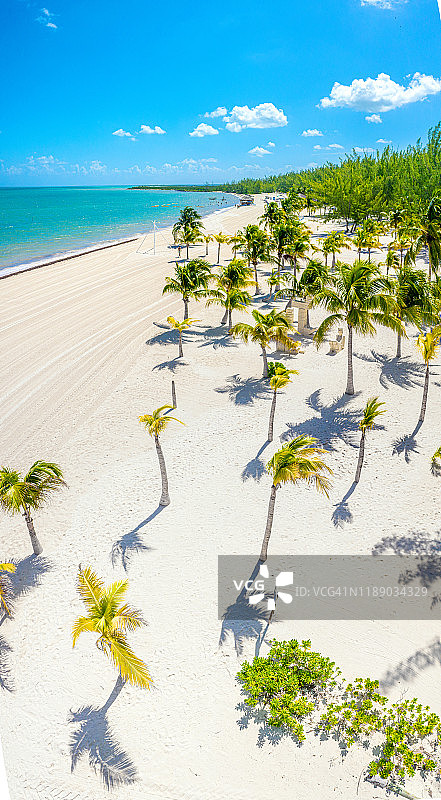 墨西哥科苏梅尔岛上的天堂般白色沙滩景色图片素材