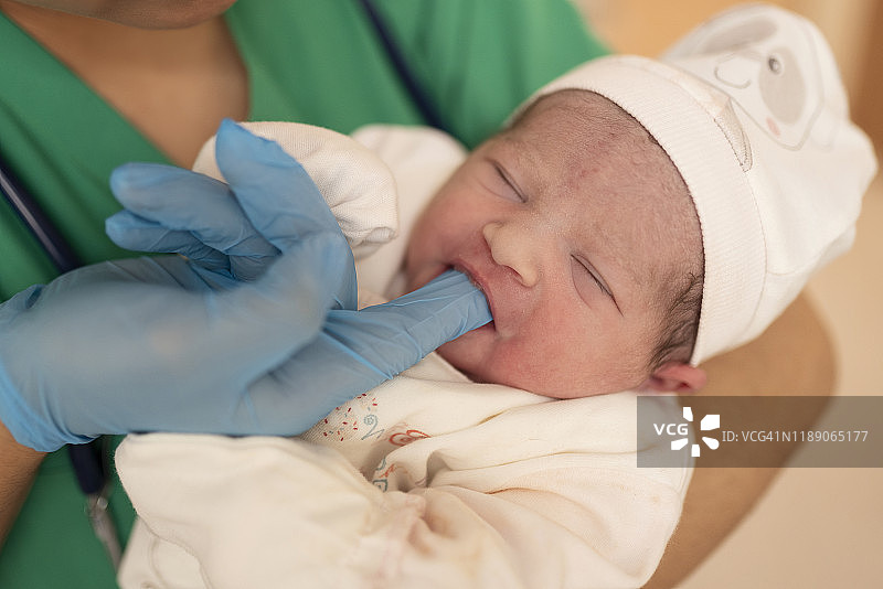 新生儿和医生图片素材