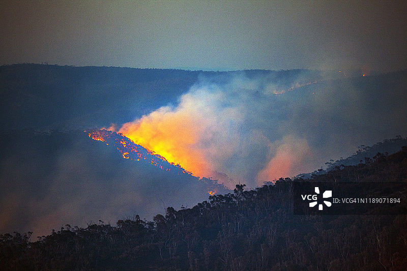 森林火灾，夜晚山谷中的灌木火灾，澳大利亚蓝山图片素材