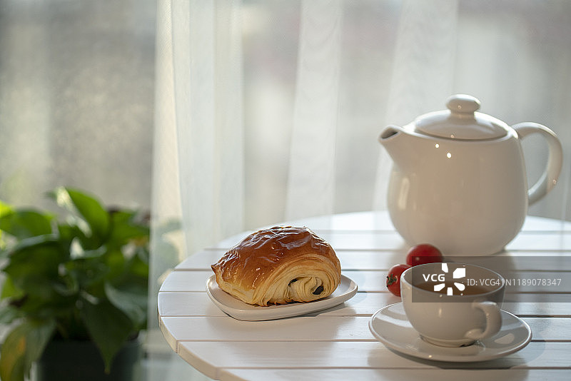下午茶和巧克力酥皮面包图片素材
