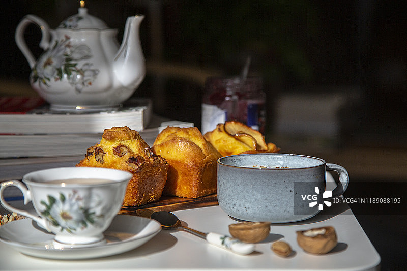 下午茶：自制蛋糕、酸奶与果酱图片素材