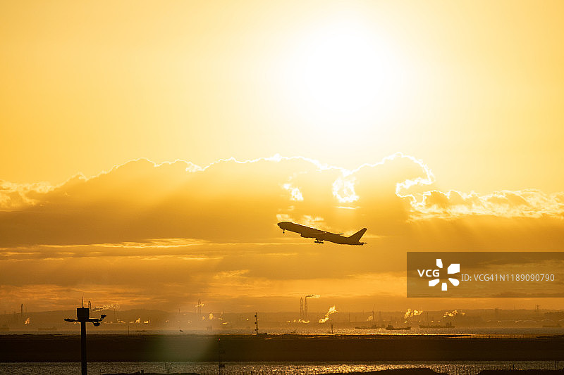 东京羽田国际机场飞机起飞图片素材