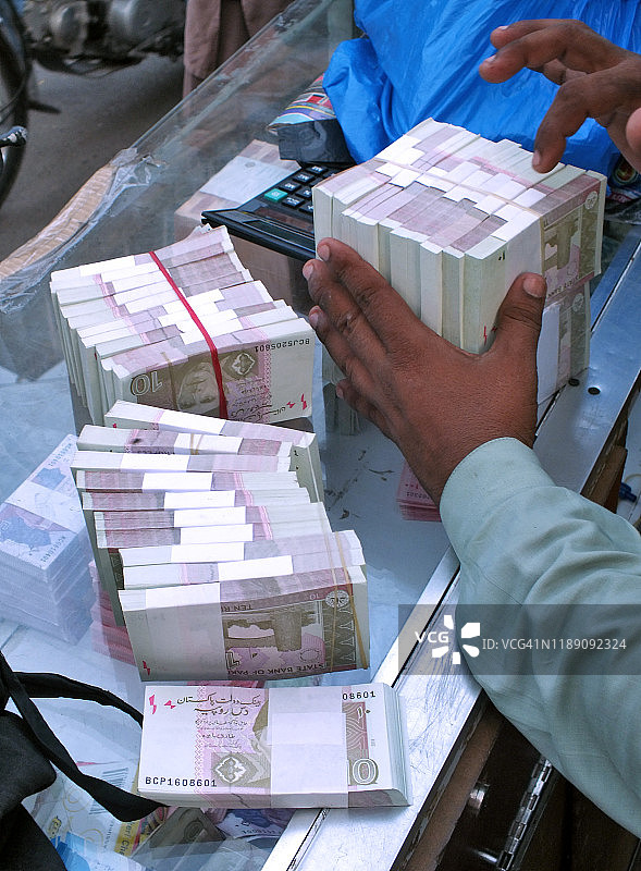 交易员持有的巴基斯坦货币图片素材