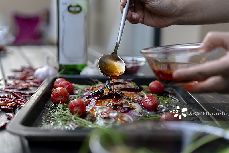 家常菜：烤鱼片淋上辣椒油图片素材