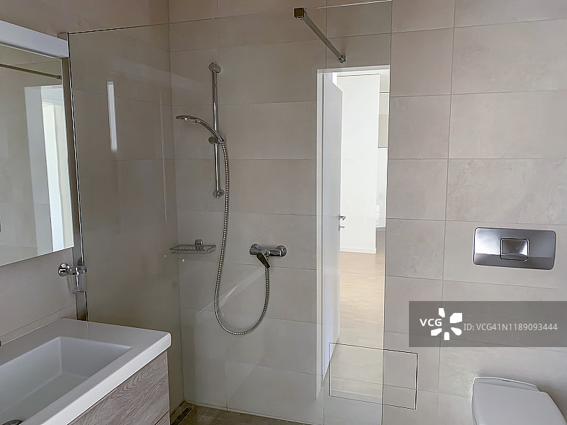 现代公寓的空浴室图片素材