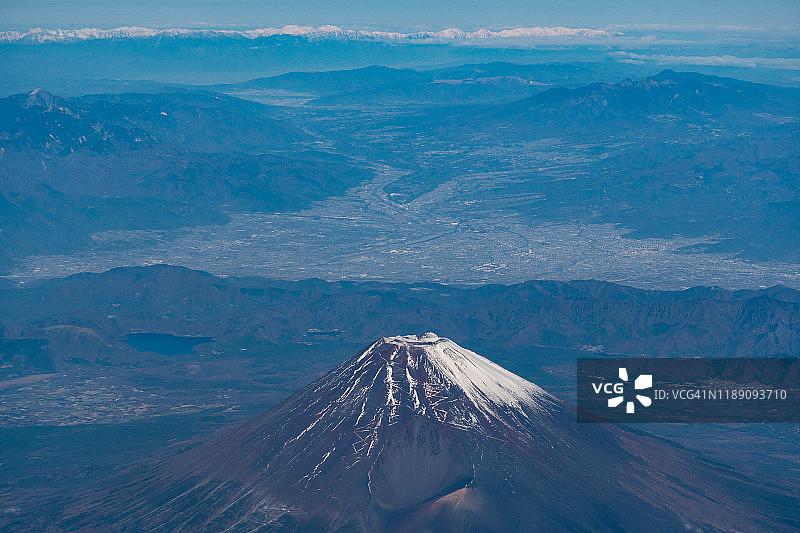 飞机航拍日本雪盖富士山和飞驒山脉图片素材