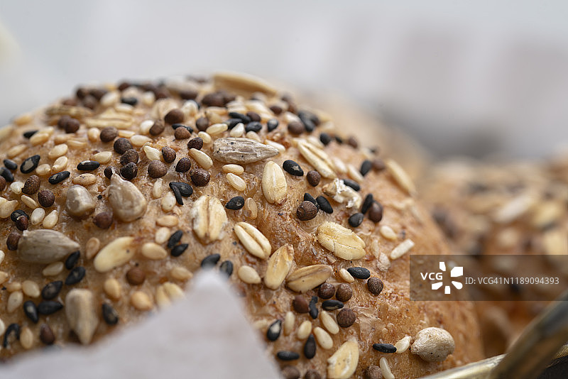 健康早餐：全麦芝麻籽面包图片素材