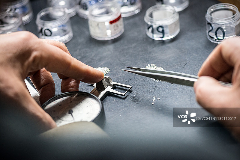 专业珠宝工艺实验室：宝石镶嵌与钻石挑选图片素材