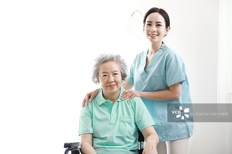 护士与坐轮椅的老年妇女的肖像图片素材