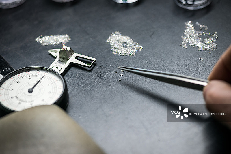 专业珠宝工艺实验室：宝石镶嵌与钻石挑选图片素材