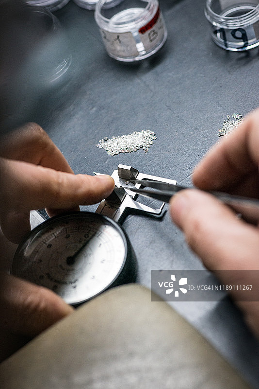 专业珠宝工艺实验室：宝石镶嵌与钻石挑选图片素材